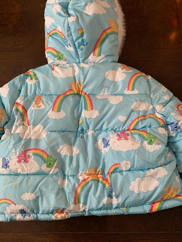 Chaqueta acolchada recortada para mujer CAKEWORTHY x Care Bears arco iris talla M - Imagen 5 de 6