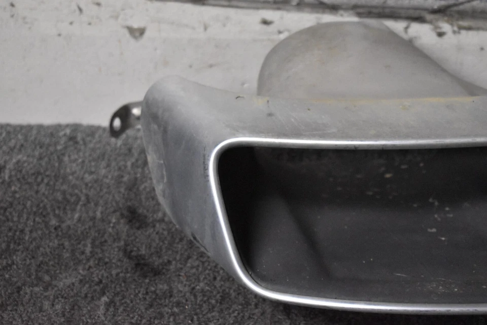 Audi S4 Premium 2020-2023 punta de escape derecha OEM de fábrica Foto 2 de 4