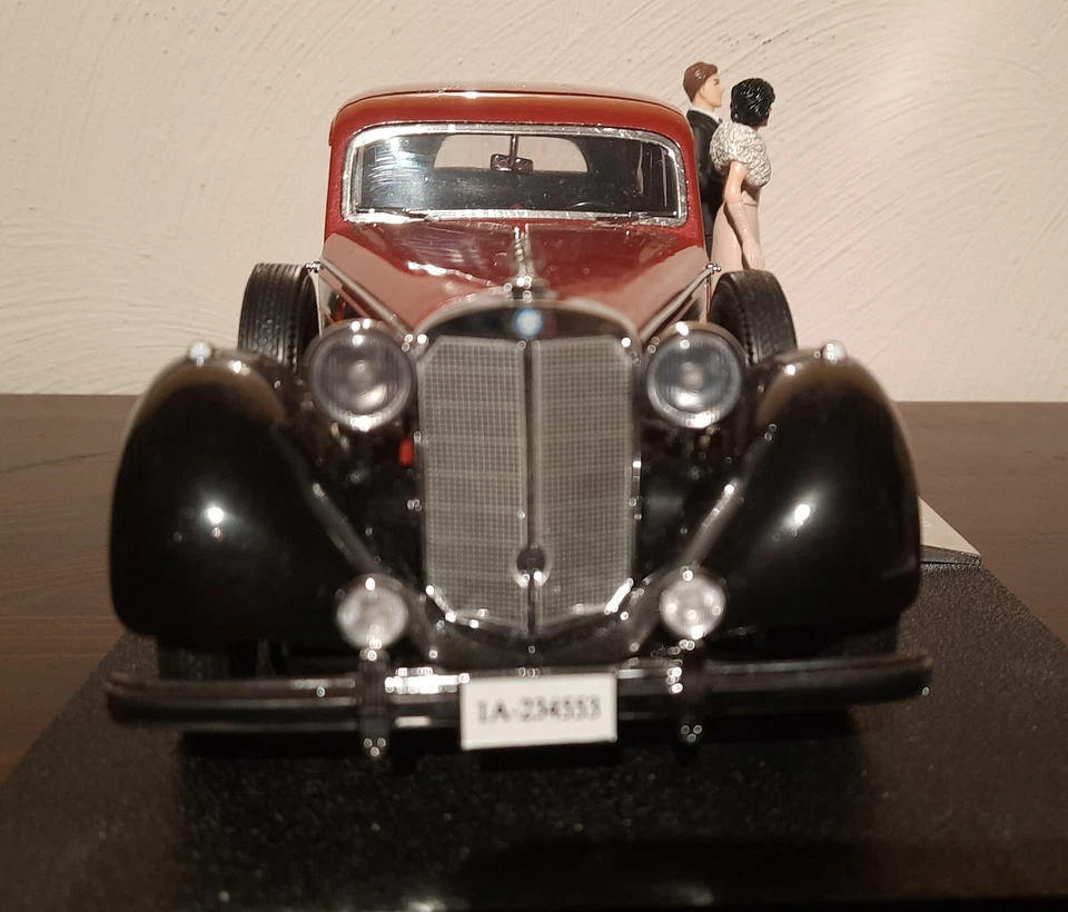 Mercedes 770K von 1938 rot metallic mit zwei Figuren in 1:18 von Signatur - Bild 3 von 4