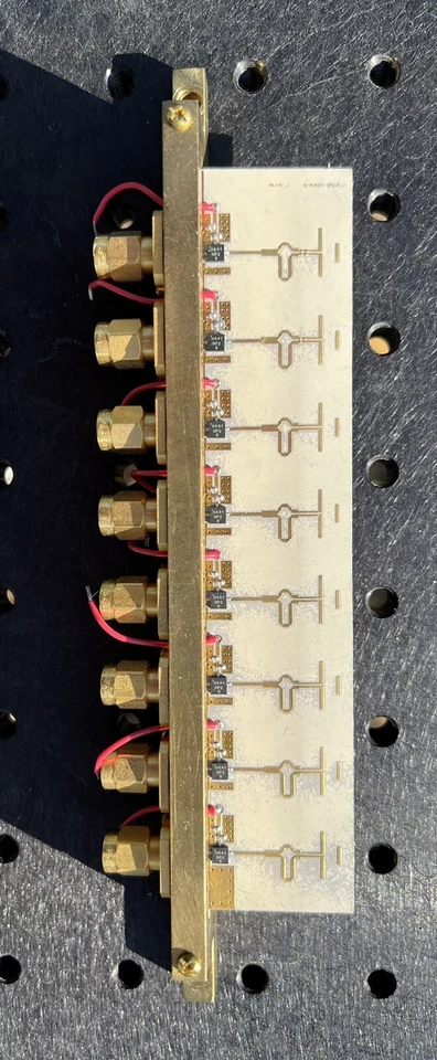 Antena de matriz lineal en fase de banda X de 8 elementos con un esquema Yagi modificado Foto 2 de 4