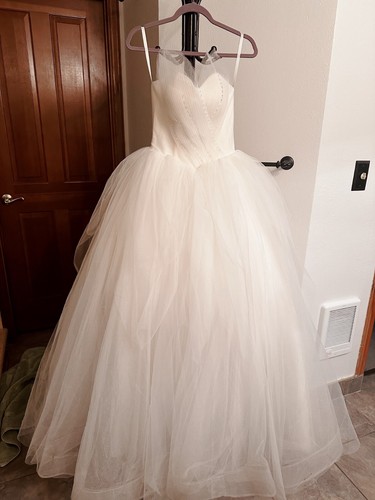 Gorgeous Wedding Dress Gown with free veil, Worn Once for Pre-Wedding Photoshoot - Picture 4 of 7