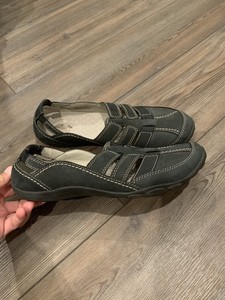 clarks closed toe sandals women's