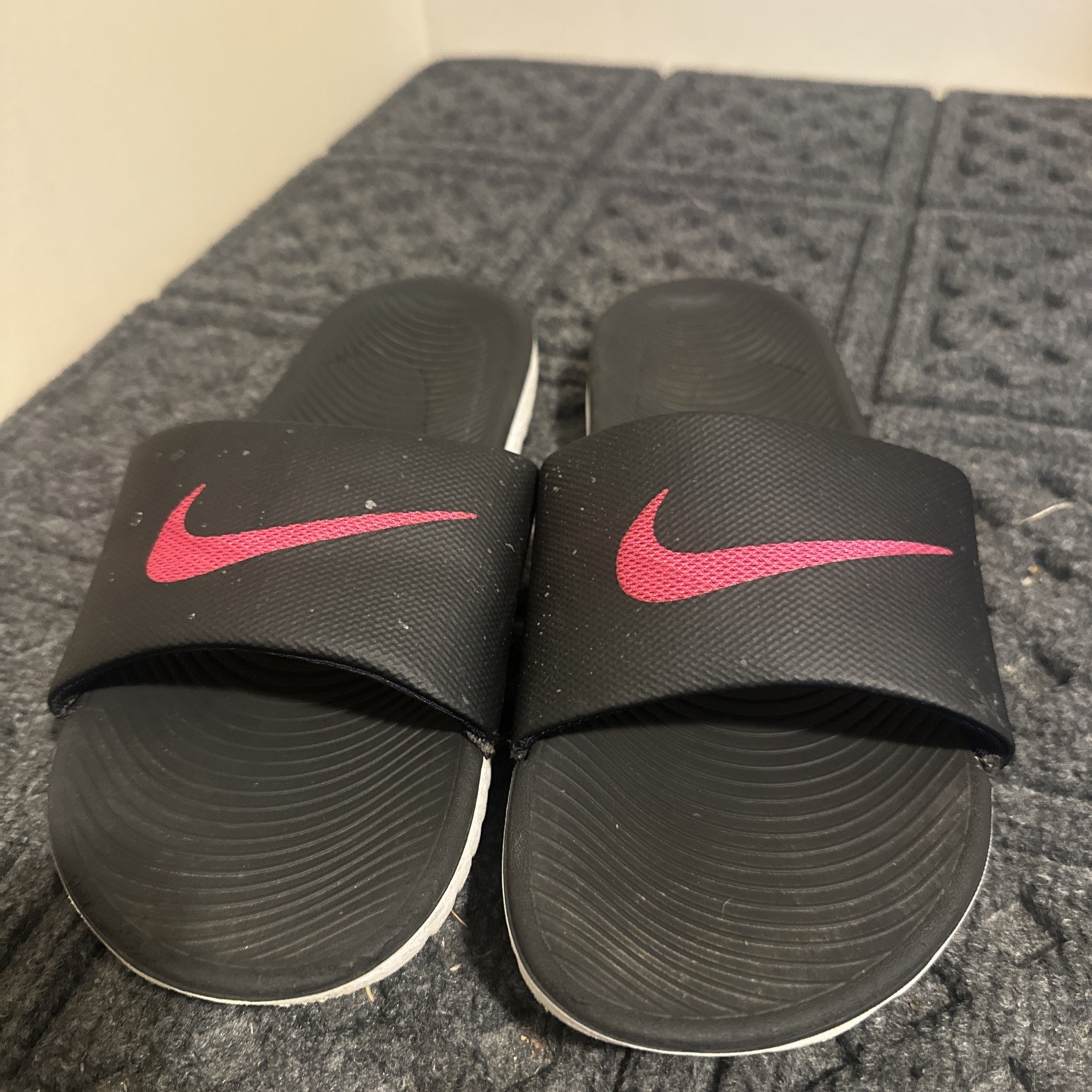 Nike Kawa Womens Size 7 Slides Sandals Black Hot Pink Swoosh Preowned