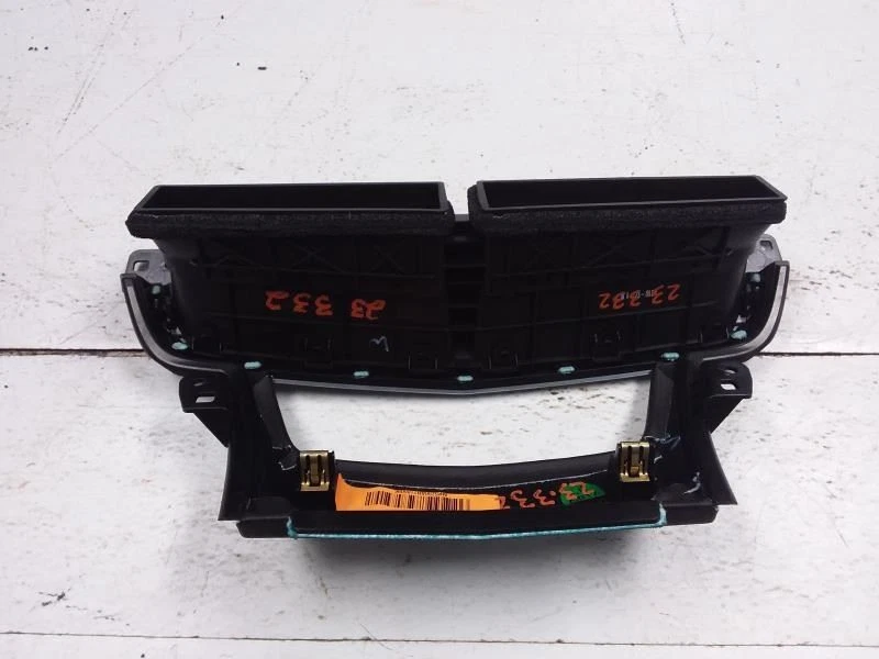 Cadillac CT6 2017 cubierta de tablero central vinilo negro con ventilaciones de aire identificación OEM 84125790 Foto 4 de 4