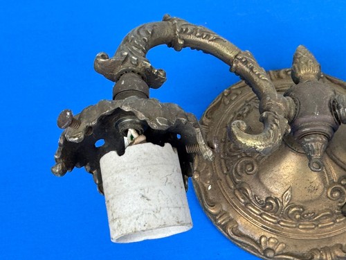 Antique 2-Arm Brass Sconce Light Fixture ~ 5.5" Canopy Dia, 10 1/8"W Front - Imagen 3 de 13