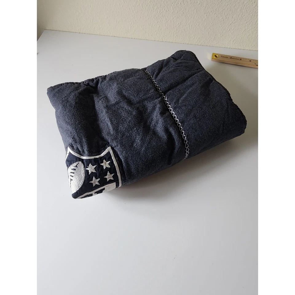 NFL Gris Negro NFL Logo Suave Fanático del Fútbol Americano ESTÁNDAR Acento Almohada Falsa - Cantidad 1 Foto 4 de 4