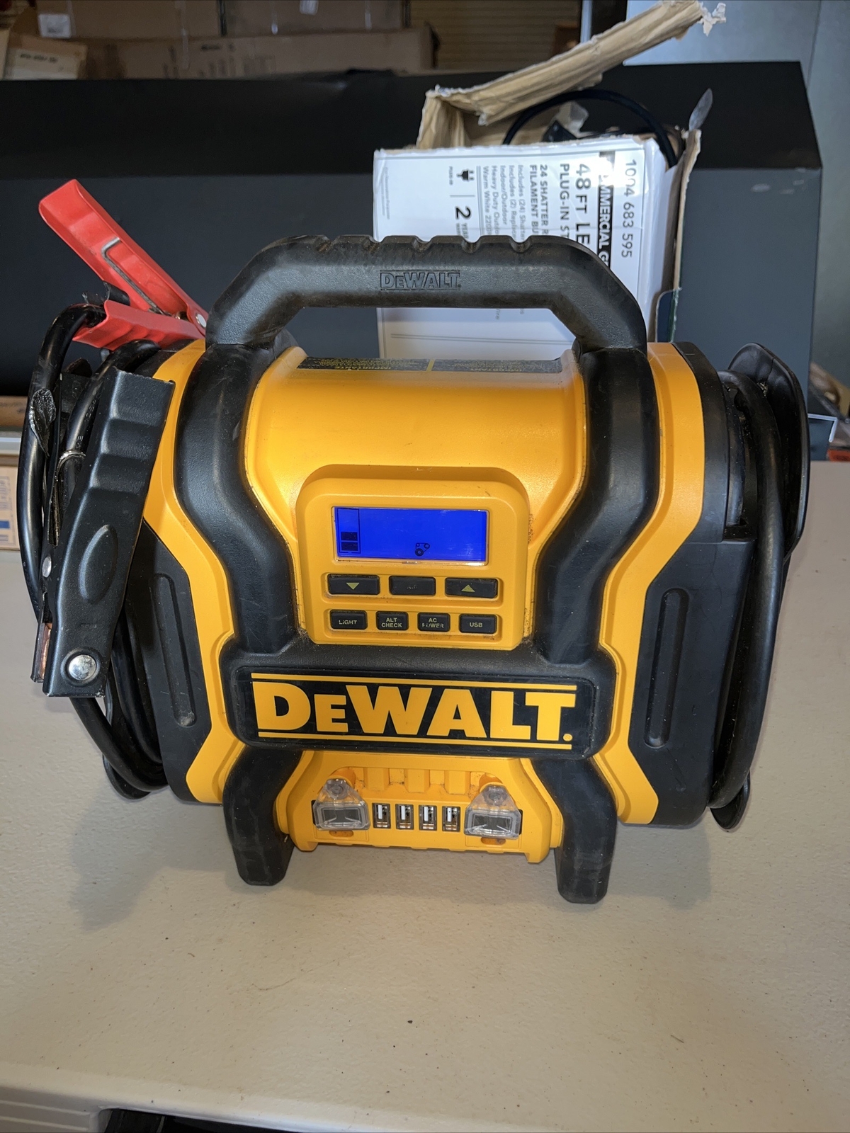 DEWALT DXAEPS14 1600 Peak Battery Amp 12V Automotive Jump Starter Power