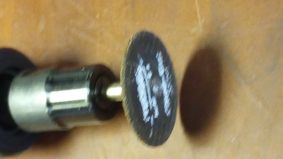 Neumático central 1/4 pulg. Amoladora compacta de aire 62254 + discos de corte de fibra Foto 4 de 4