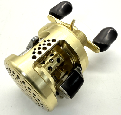 Shimano CALCUTTA CONQUEST 100 Right Handed Baitcasting Reel with