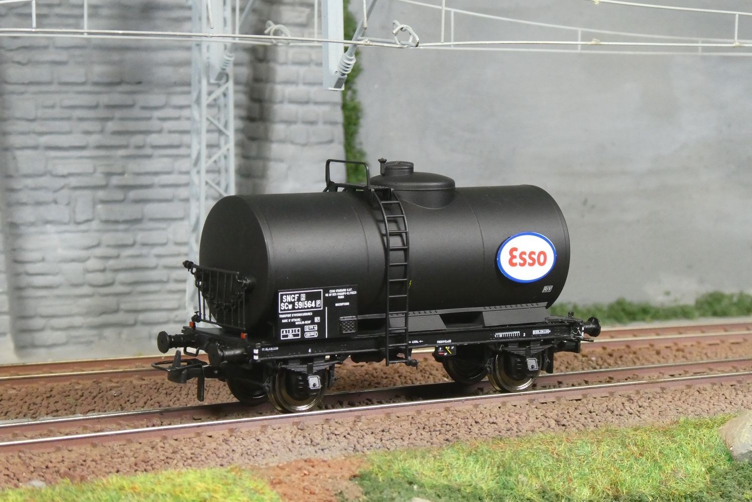 Wagon citerne ESSO REE Modeles WB869 pour reseau ferroviaire SNCF HO