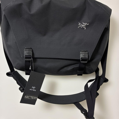 Arc'teryx Granville 10 Courier Bag Crossbody Shoulder Bag Black