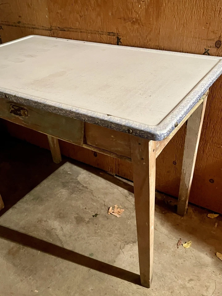 Mesa de panadero de cocina vintage de metal esmaltado blanco. Shabby Chic. Foto 2 de 3