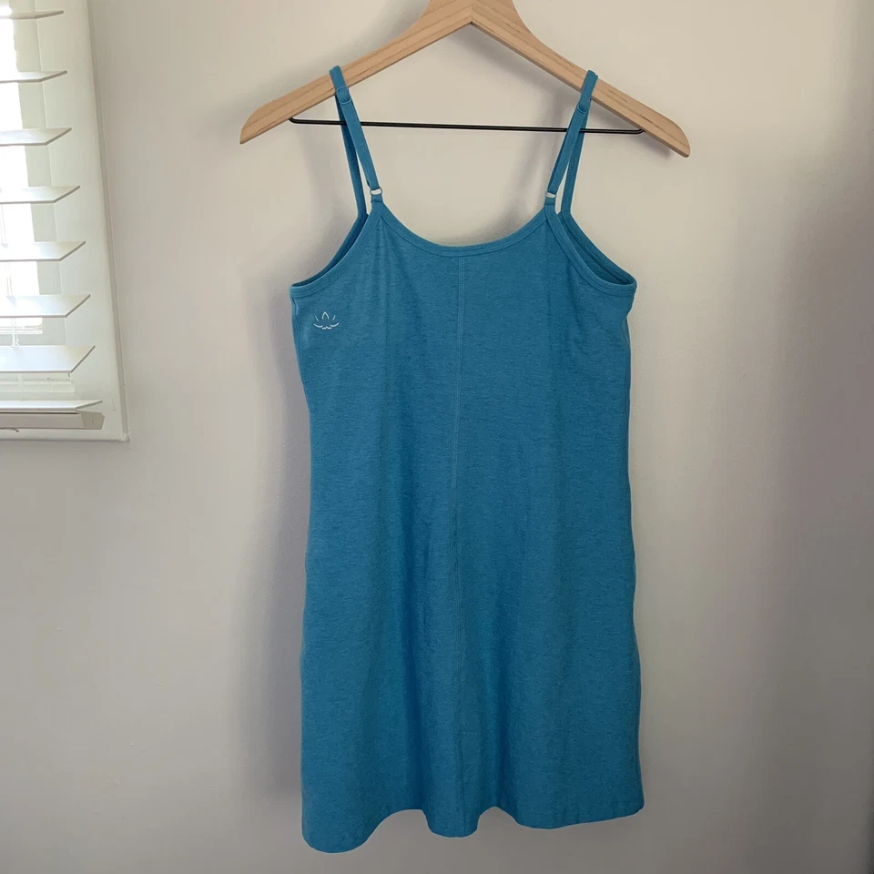 Vestido Beyond Yoga Pequeña Esencia Ojos Espaciados Cali Azul Brezo Tenis Preparación Exterior Foto 2 de 4