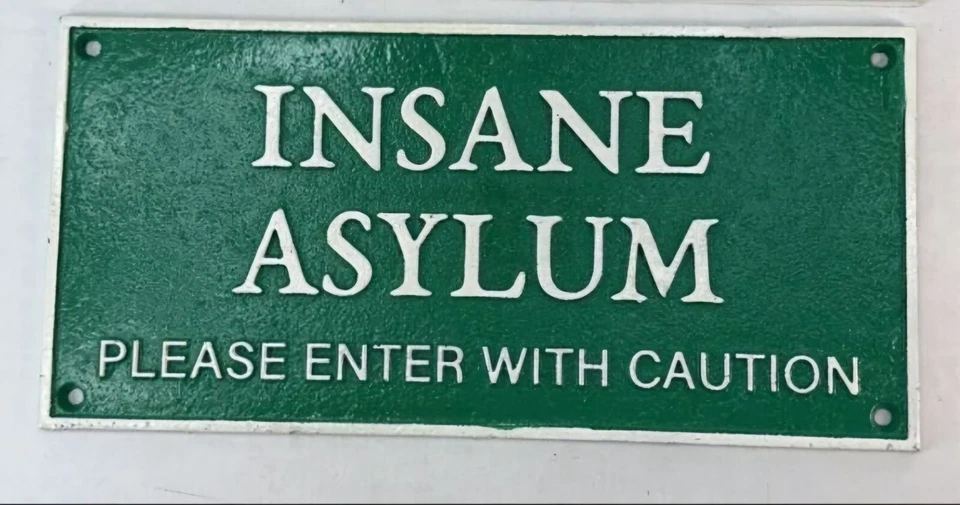 Letrero verde de hierro fundido "Asilo loco por favor ingrese con precaución" 11" X 6" de colección Foto 4 de 4