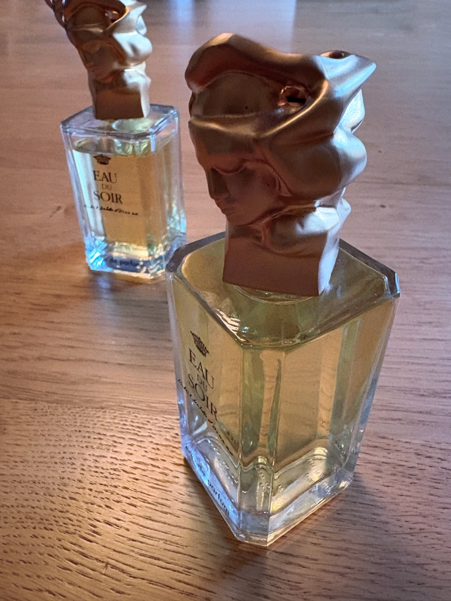 Lámpara de Mesa Retroiluminada con Frasco de Perfume de Colección (ficticio)