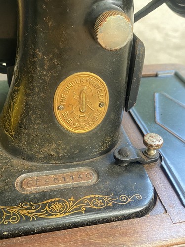 Vintage Singer Sewing Machine 1952 - Picture 5 of 7