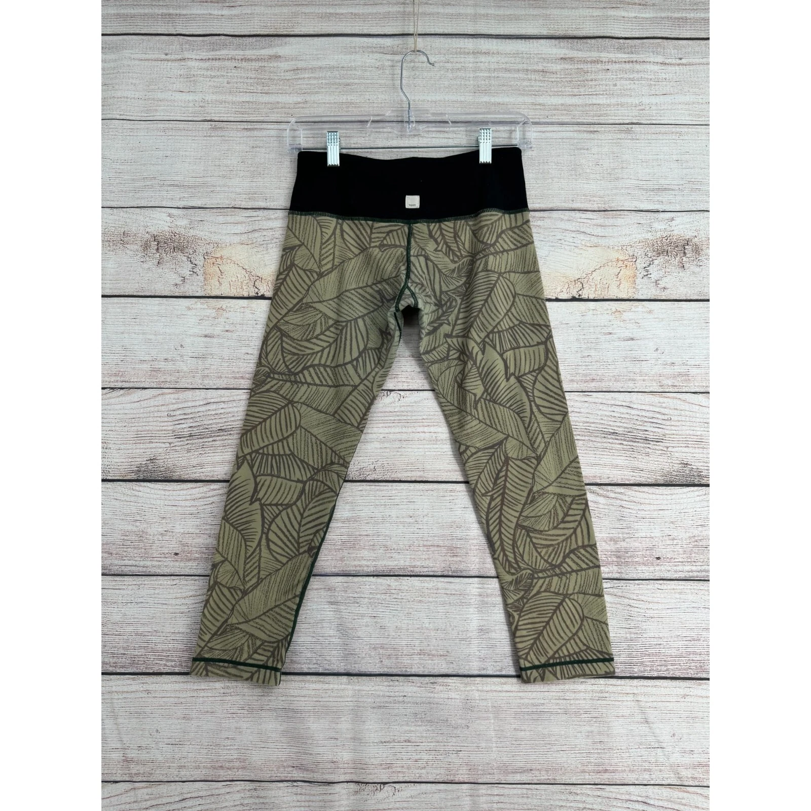 vuori leaf print crop leggings
