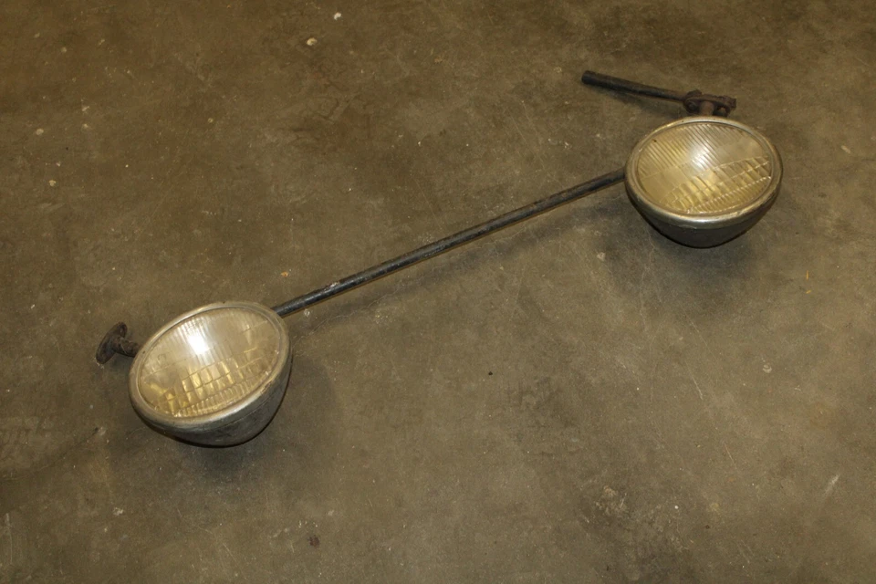 Antigua barra de faros Ford modelo A con bombillas y cucharones Ford Script Twolite Foto 3 de 4