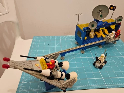 Lego Space: Beta-1 Command Base - Vintage 1981 Classic Space Set