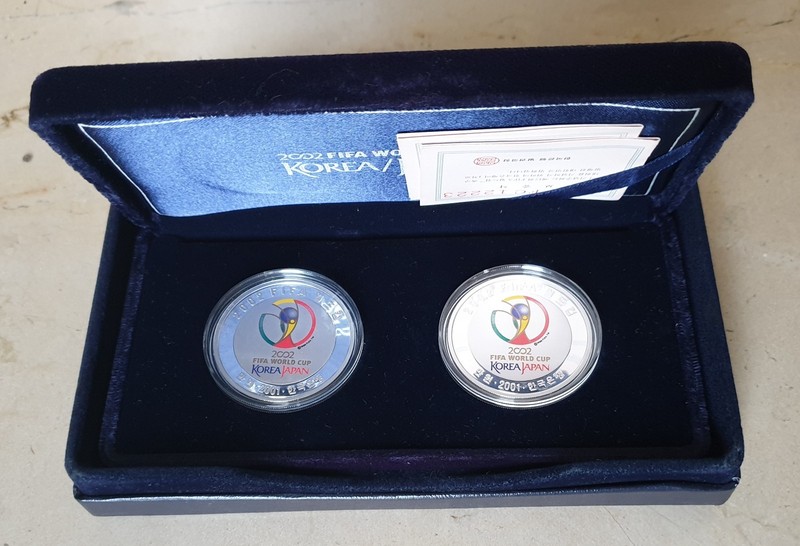 KOREA JAPAN 2002 WORLD SOCCER CHAMPIONSHIP 10000 WON X 2 SILVER  OUNCES COIN SET