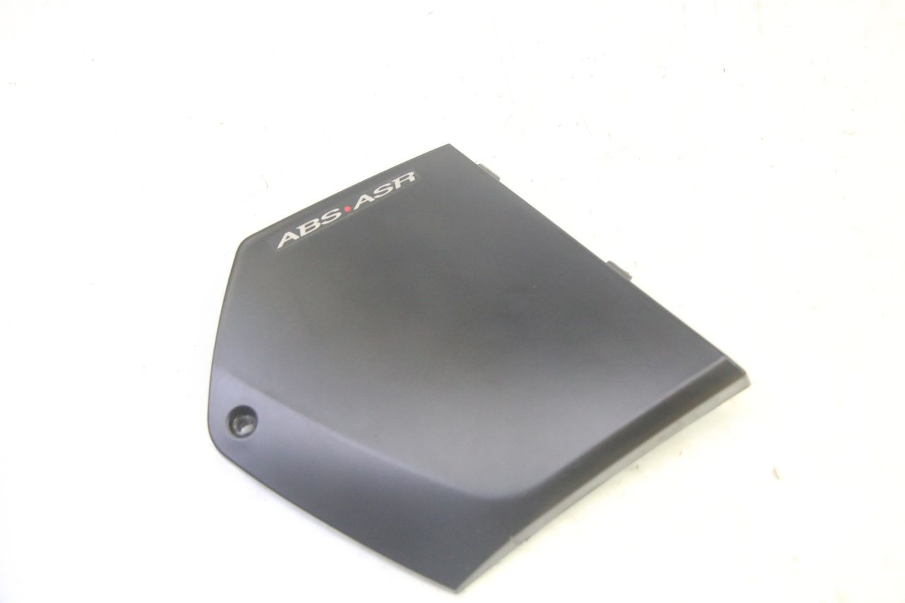 TAPA REPOSAPIES CONEXION IZQUIERDA - PIAGGIO MP3 500 (2016 - 2018)