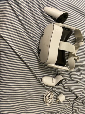 Oculus Quest 3S Virtual Reality Gaming Headset 128GB with Controllers White