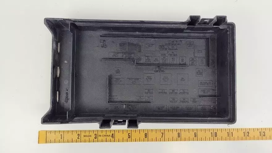 2001-2007 Dodge Grand Caravan sob o capô fusível relé caixa tampa preta fabricante de equipamento original - Imagem 3 de 3