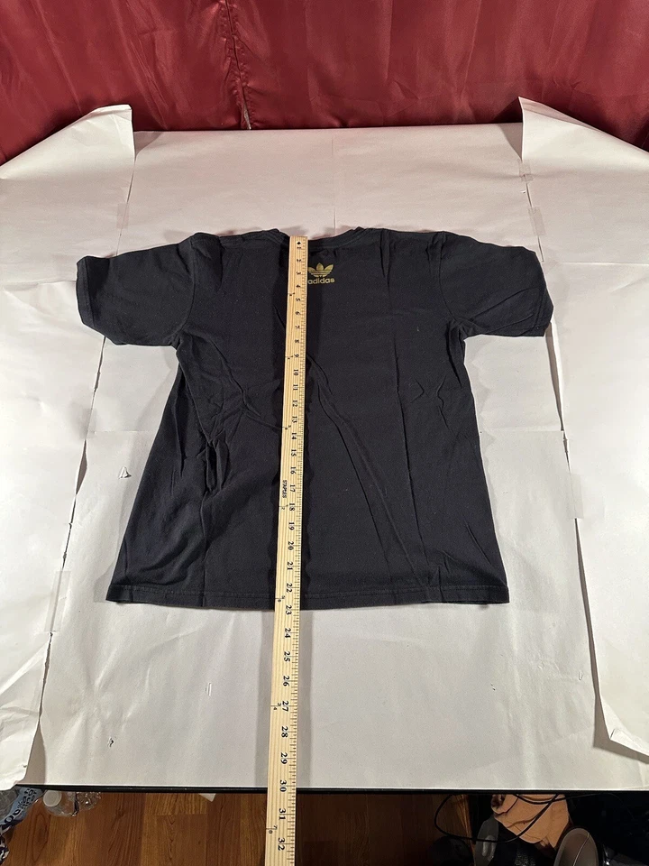 Camisa Adidas Niños Grande Negra Trifolio Camuflaje Dorado Logotipo Gráfico Niños Foto 4 de 4