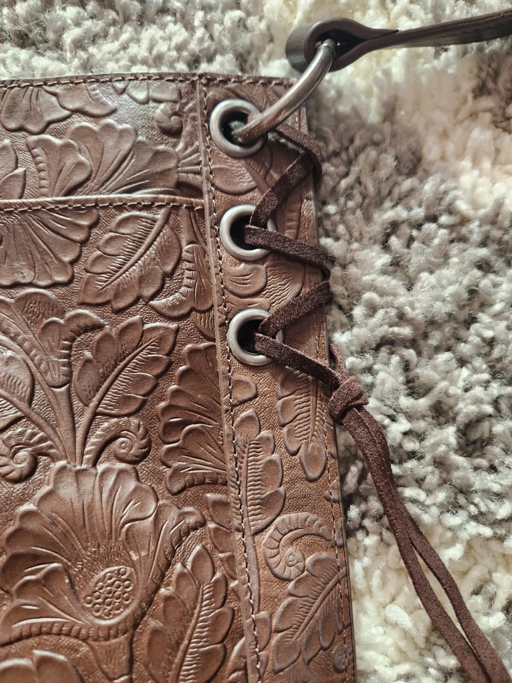 Bandolera vintage Lucky Brand Kay floral en relieve, hombro cuero marrón oscuro Foto 4 de 4