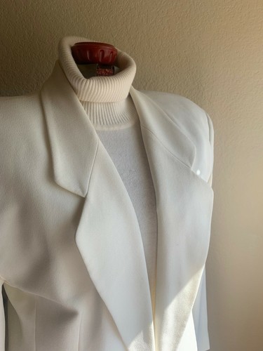 CLASSIC VINTAGE 1980's LIZ CLAIBORNE IVORY BLAZER WITH GOLDEN EMBLEM - Picture 8 of 10