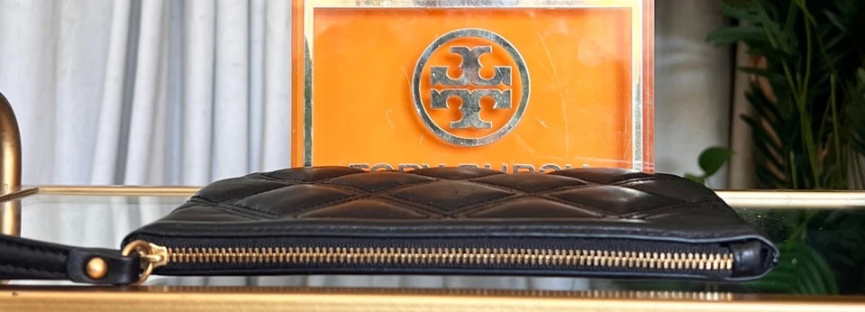 AUTHENTIC TORY BURCH BLACK QUILTED LEATHER FLEMING WRISTLET - Image 3 of 4