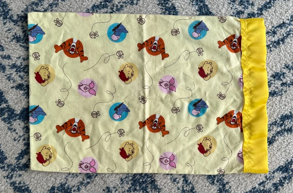 Funda de almohada Winnie the Pooh & Friends bebé/niño pequeño hecha a mano NUEVA Foto 2 de 2