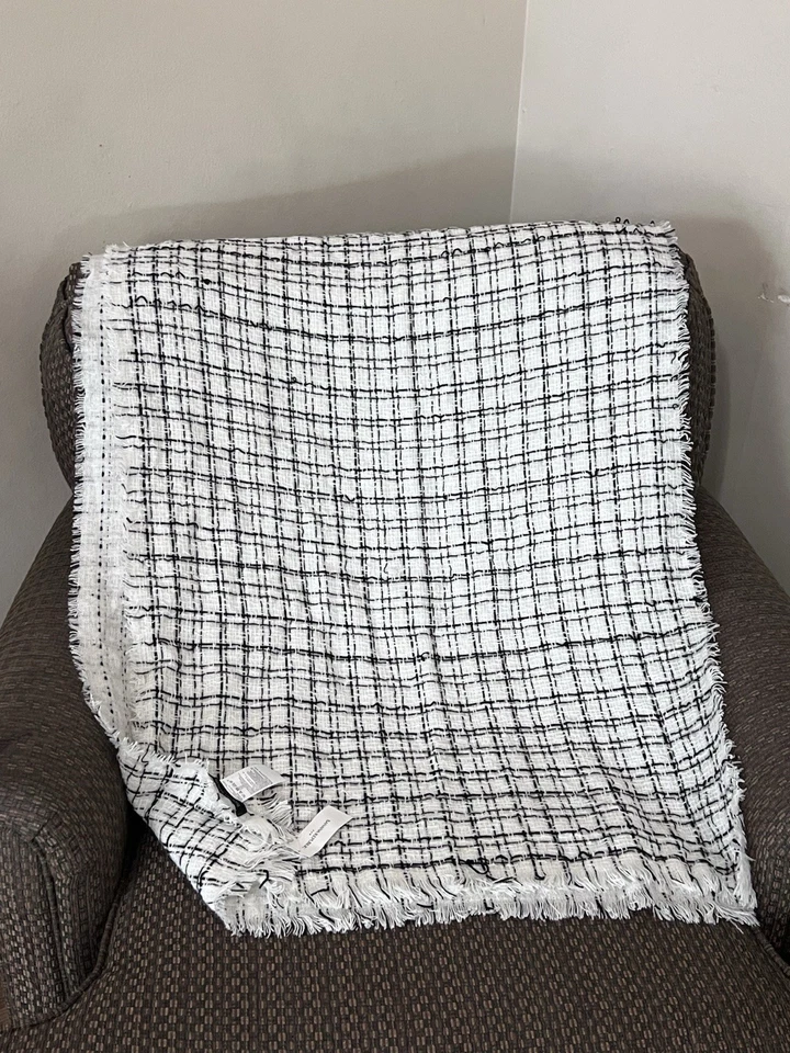 NUEVO CON ETIQUETAS Banana Republic Grande Envoltura/Chal 50”x76” Blanco Con Cuadros Negros Suave Cálido Foto 2 de 3