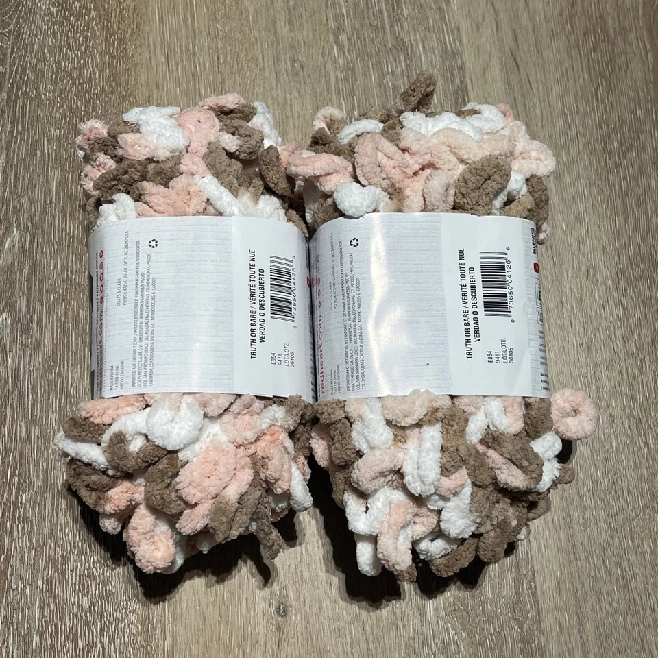 Hilo divertido Red Heart Loop It Finger Looping E884 Truth or Bare 2 madejas nuevo en paquete Foto 4 de 4