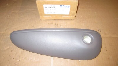 Chrysler PT Cruiser Armlehne rechts NOS Mopar OEM 0MW081FL (155)