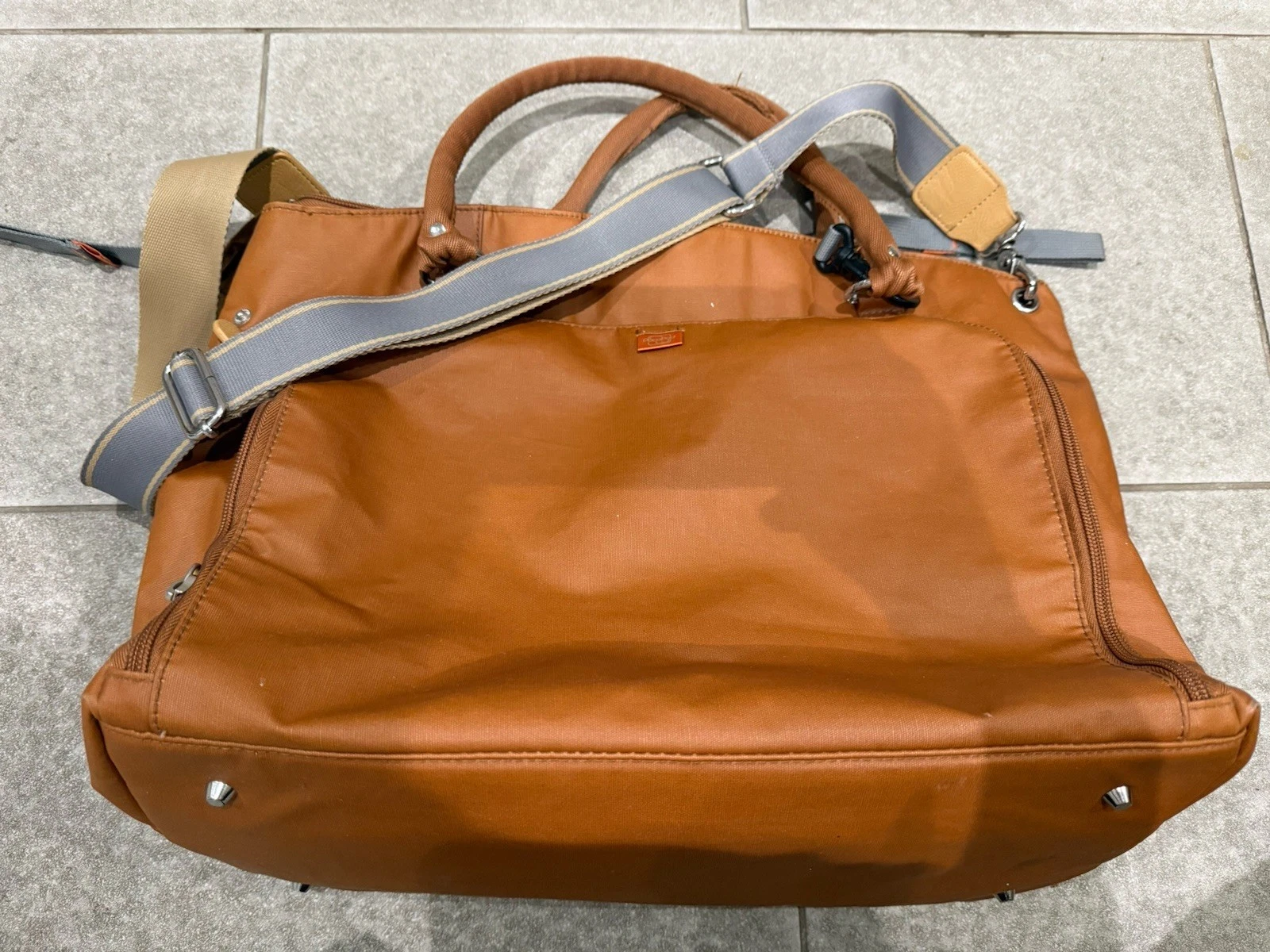 PacaPod Mirano Tote Baby Changing Bag Tan Brown With Pods
Opens in a new window or tab