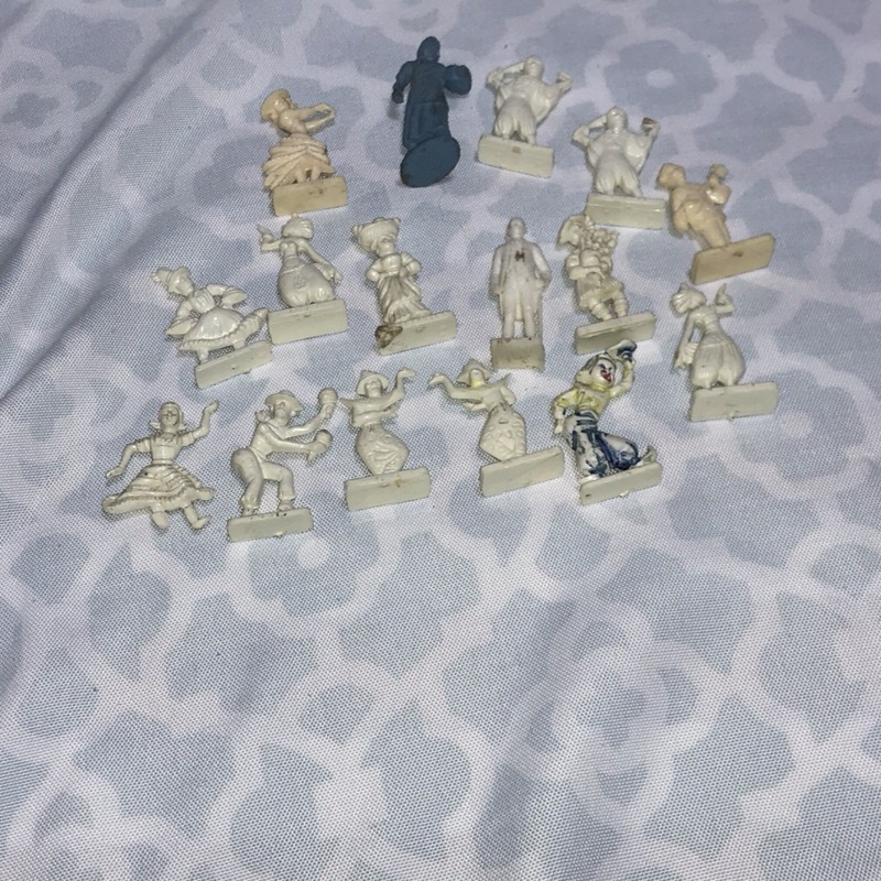 RARE 1950’s Van Brode plastic cereal prizes Characters of the world.