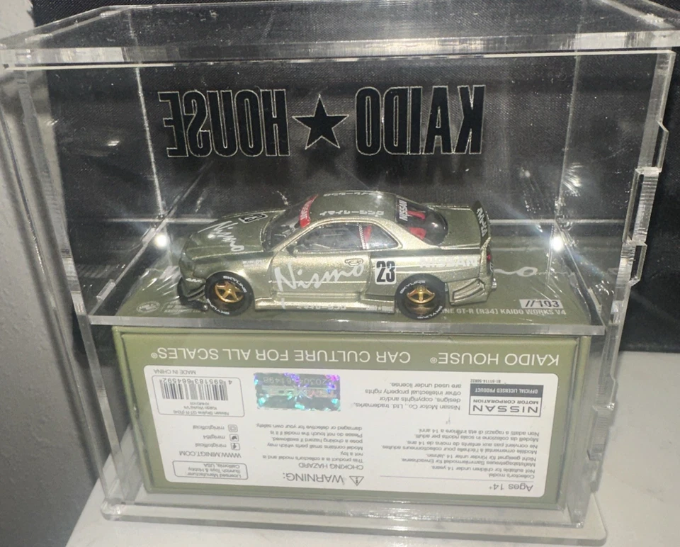Kaido House x Mini GT #103 Nissan Skyline GT-R (R34) exhibido en estuche acrílico  Foto 3 de 3