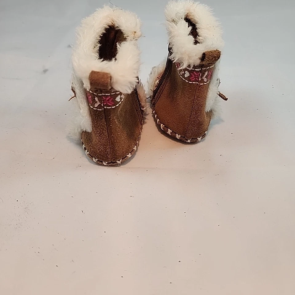 BOTINES MOCASÍN BORDADOS CHILDREN'S PLACE CASTAÑO GAMUZA GENUINA 0-3 M Foto 4 de 4