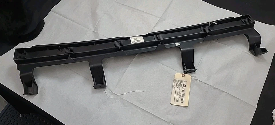 Soporte fascia trasero MOPAR 5113107AC - Se adapta a: Ram C/V 2012-2015 y otros Foto 2 de 4