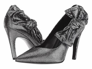 quavissa pointy toe bow pumps