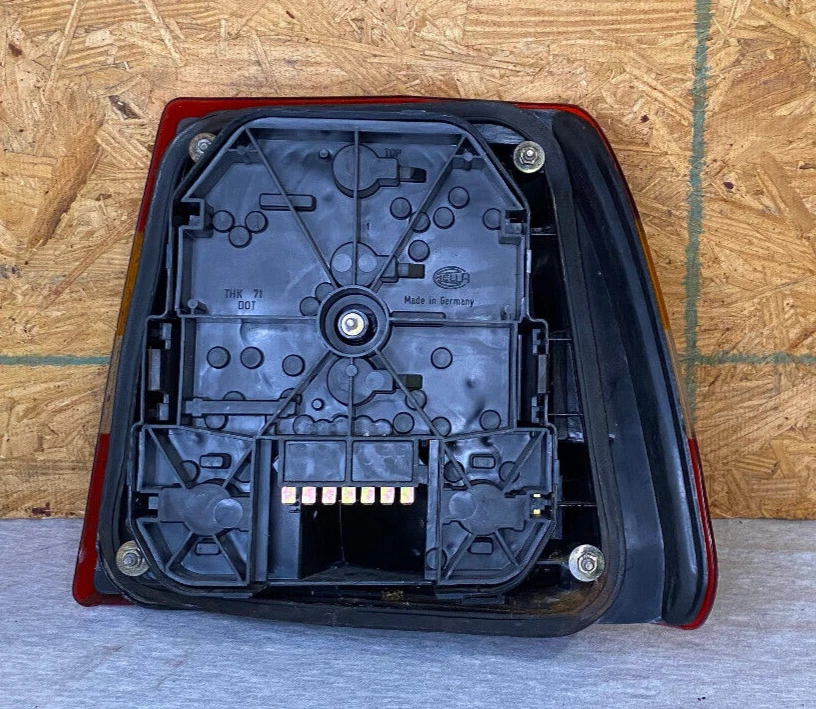 Conjunto de luz trasera. Izquierda.  Saab 9000 5 puertas 1986 a 1993. Con placa de circuito Foto 4 de 4