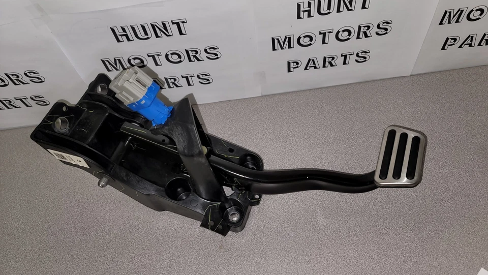 2015-2017 Ford Mustang GT S550 Automatic Pedal Box Brake Pad Assembly OEM - Image 4 of 4