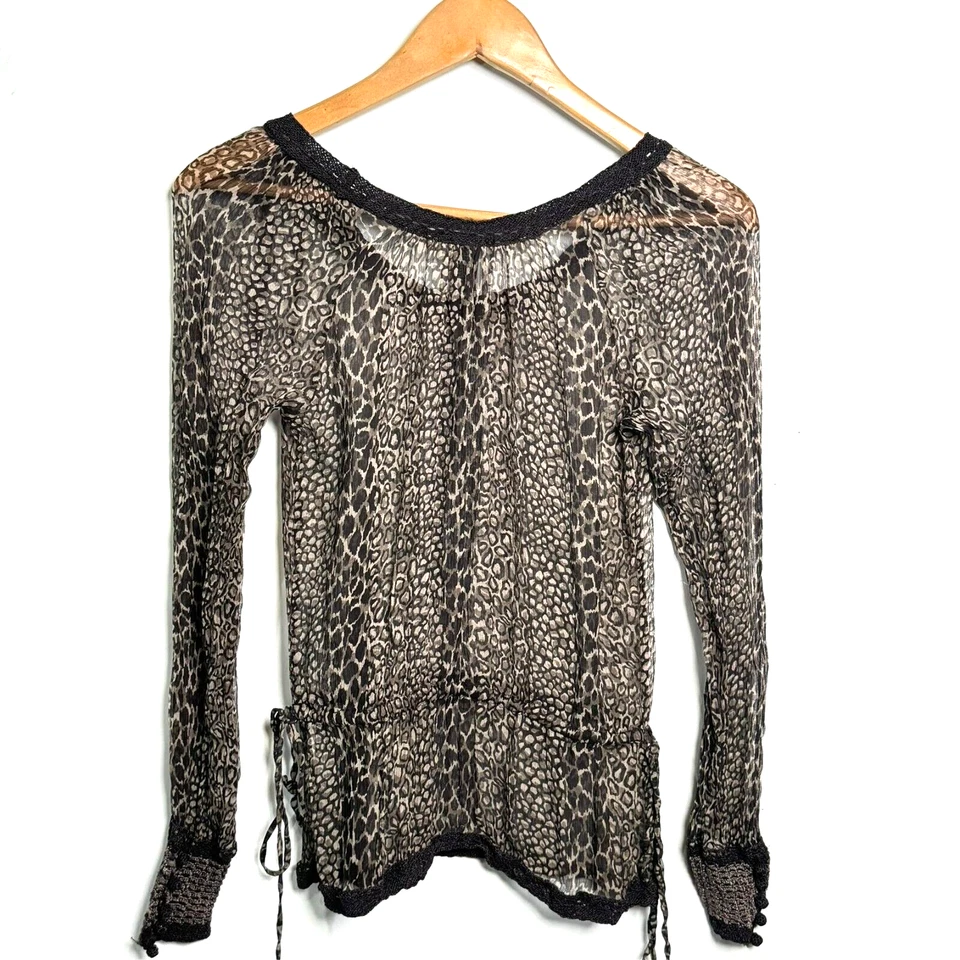 Blusa de seda transparente marca sorte estampa animal com punhos detalhados tamanho P - Imagem 2 de 4