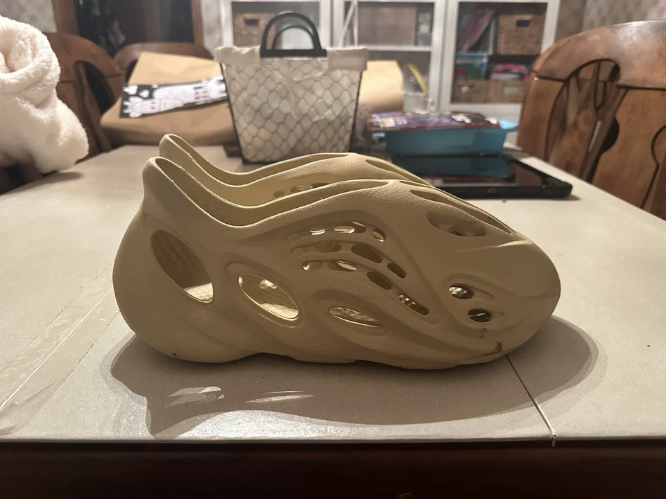 Tenis Yeezy Foam Runner para hombre azufre talla 12 usadas sin caja Foto 2 de 4