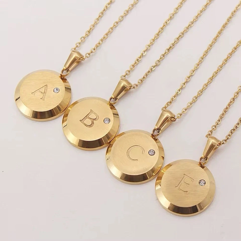 Collar con letras iniciales del alfabeto relleno de oro amarillo de 18k - circonita cúbica, colgante redondo "F" Foto 2 de 4