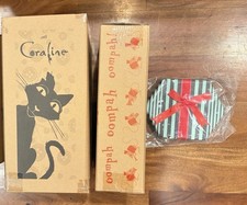 Laika Coraline Gato Negro Calamar Ratones Peluche Botón Posavasos Conjunto Lote Juguete Figura Caja