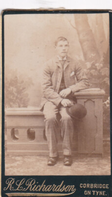 VICT. C.D.V. FOTO - MANN AN WAND/HUT/BEMALTE RÜCKSEITE. RICHARDSON, CORBRIDGE ON TYNE 
