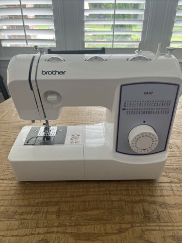 Lightweight Portable Mechanical Sewing Machine with 37 Built-In Stitches - Afbeelding 1 van 6