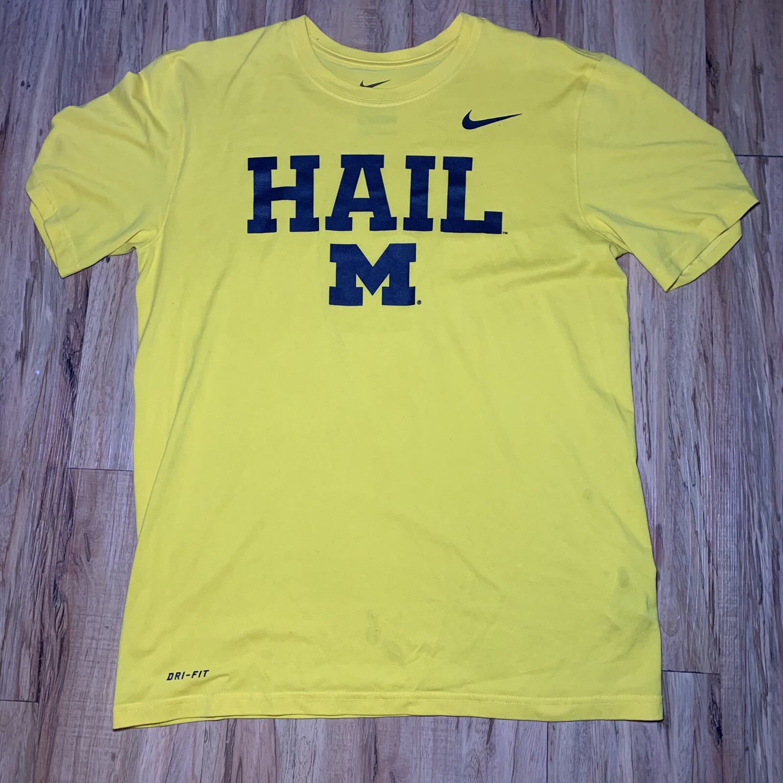 NIKE Men UNIVERSITY OF MICHIGAN Wolverines DRI-FIT Medium ATHLETIC CUT Shirt